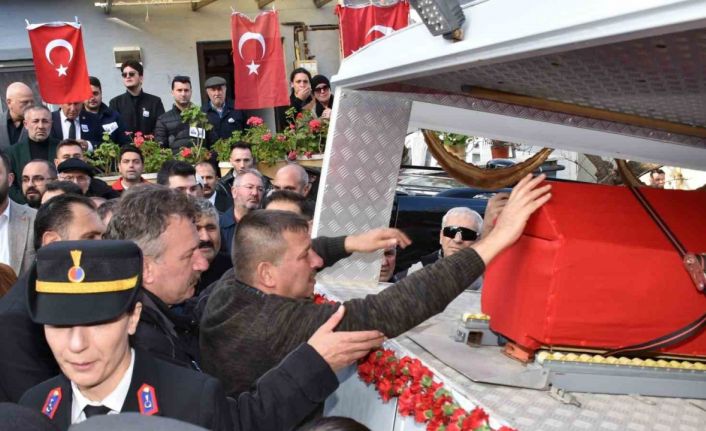 Bilecikli şehidin evinde helallik alınırken kardeşi abisinin üniformasını giydi