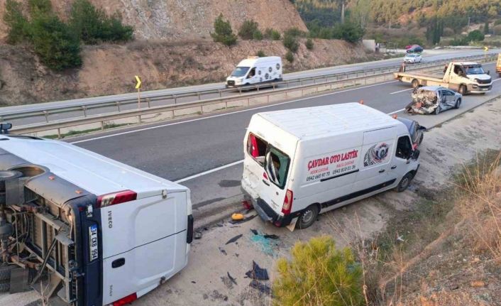 Bilecik’te 4 aracın karıştığı zincirleme kazada 3 kişi yaralandı