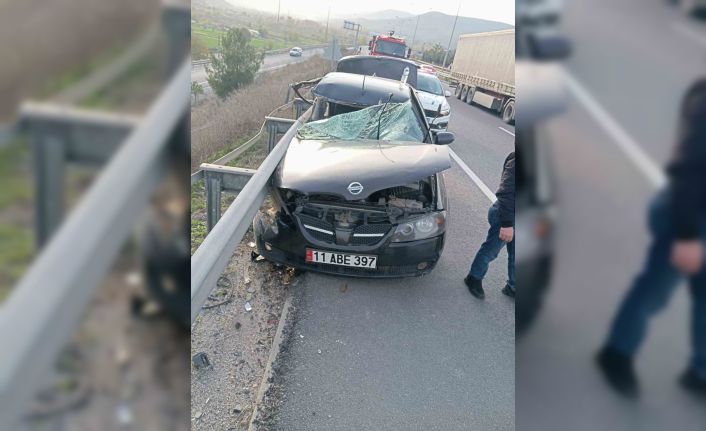 Bilecik’te kontrolden çıkan otomobil bariyerlere çarptı: 1 yaralı