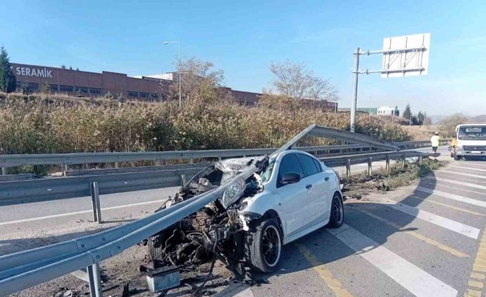 Bilecik’te kontrolden çıkan otomobil bariyerlere çarptı; 6 kişi yaralandı