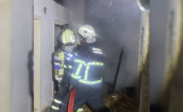 Bilecik’te metruk bina yangın