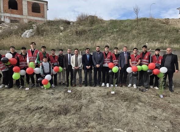 Bilecik’te öğrenciler fidan dikerek kardeşlik ve çevre bilinci kazandı