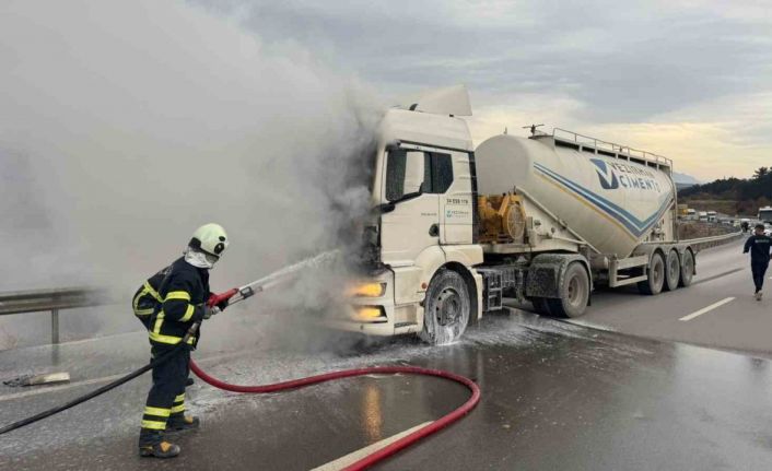 Bilecik’te seyir halindeki beton mikseri bir anda alev aldı