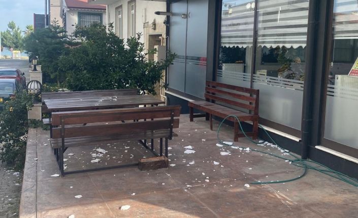 Binadan düşen sıva parçaları tehlike saçıyor