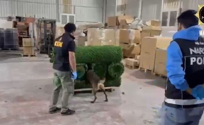 Binlerce uyuşturucu hapı yapay çimin içerisine sakladılar