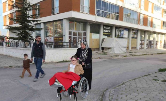 Bir bacağı kısa olan kızını her gün okula kucağında taşıyan anneden ‘asansör’ talebi