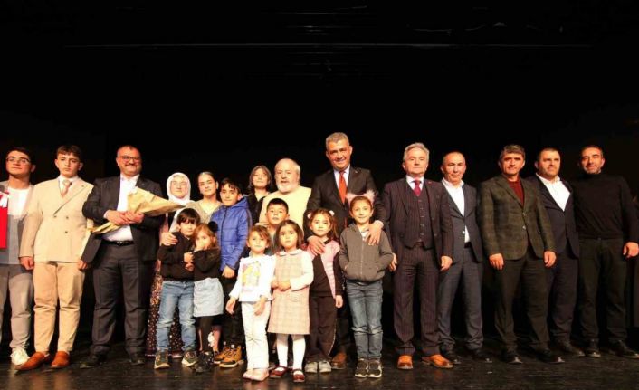 "Bir Gün Değil Bir Gül’dür Öğretmen"  ayakta alkışlandı