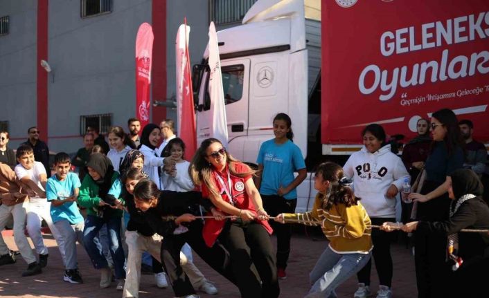 Bir tır dolusu mutluluk Manisa’ya geliyor