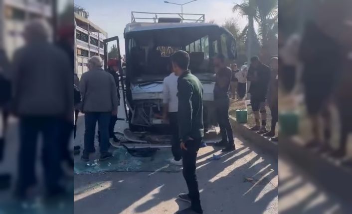 Biri işçi servisi 3 aracın karıştığı kazada 4 kişi yaralandı