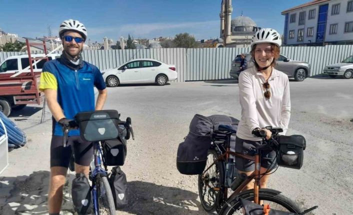 Bisikletle Almanya’dan yola çıkıp, 10 ülkeyi geçip Konya’ya ulaştılar
