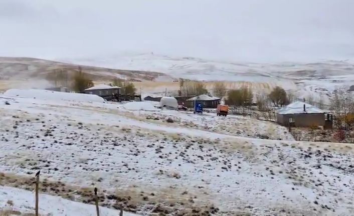 Bitlis’te köyler beyaza büründü