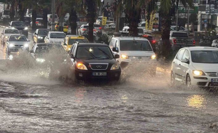 Bodrum sokakları bir saatte göle döndü