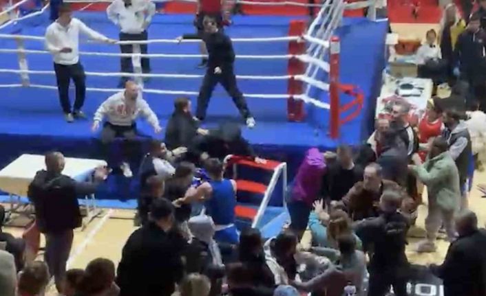 Boks turnuvasında kavga ring dışına taştı, yumruklar havada uçuştu
