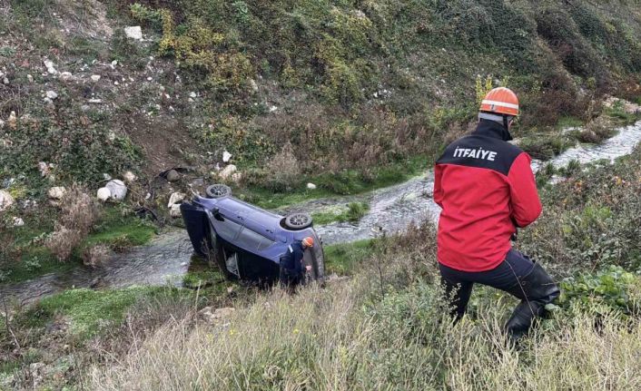 Bolu’da kontrolden çıkan otomobil, dereye uçtu: 2 yaralı