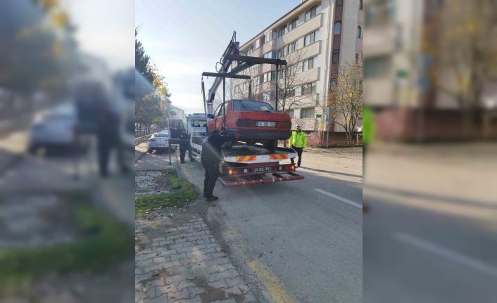 Bolu’da uzun süredir park halindeki hurda araçlar toplanıyor