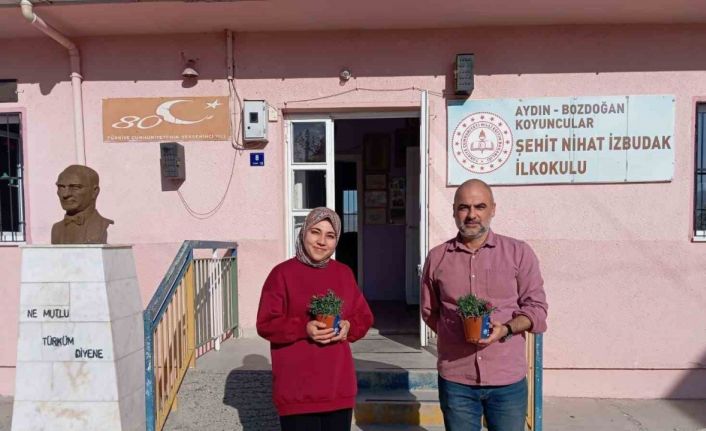 Bozdoğan Belediyesi’nden öğretmenlere karanfil çiçeği