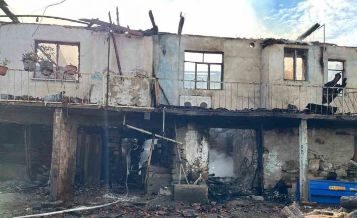 Bozdoğan’da çıkan yangında ev tamamen küle döndü
