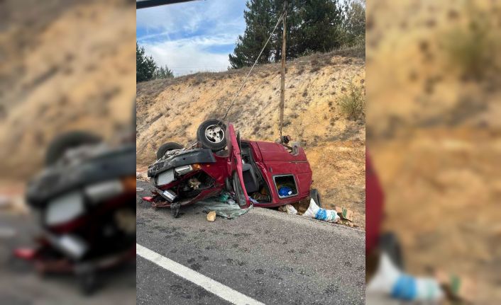 Bozüyük’te kontrolden çıkan kamyonet ters döndü; 2 kişi yaralandı