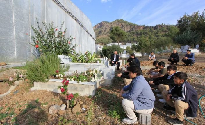 Bozyazı’da vefat eden öğretmen kabri başında anıldı