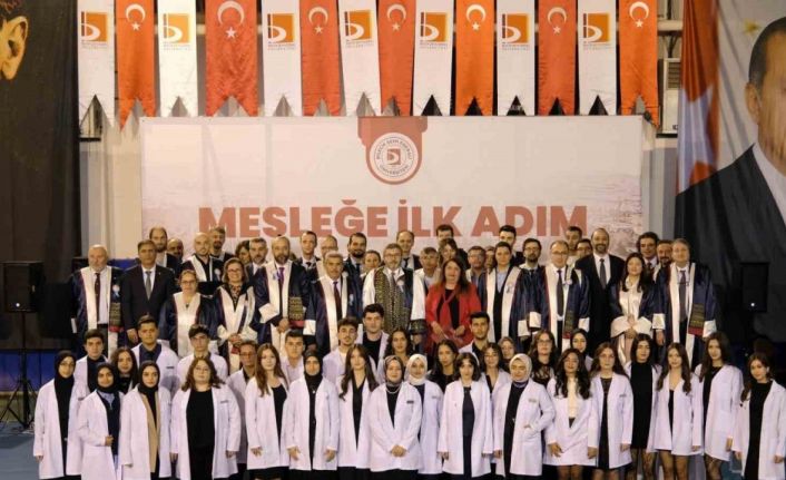 BŞEÜ Diş Hekimliği Fakültesi’nin yeni öğrencileri törenle beyaz önlüklerini giydi