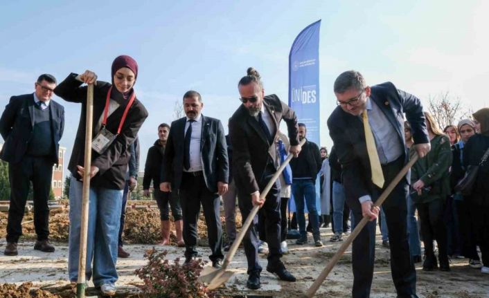 BŞEÜ’de kampüse yeni fidanlar dikildi