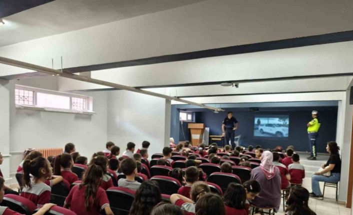 Buharkent’te Jandarma, minik öğrencilere görevlerini anlattı