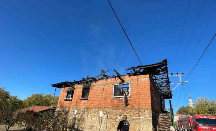 Burdur’da 2 katlı evde yangın paniği