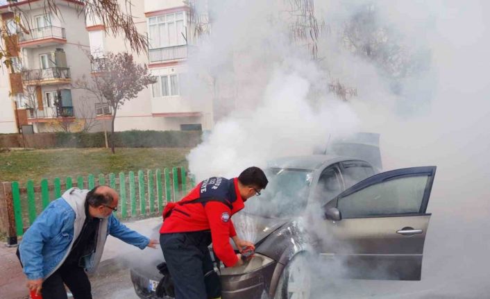 Burdur’da seyir halindeki otomobil yandı