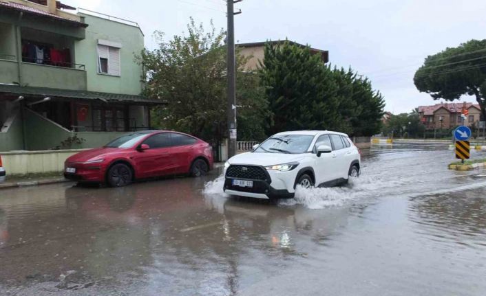 Burhaniye’de sağanak yağış sokakları göle çevirdi