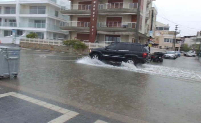 Burhaniye’de sağanak yağış yolları göle çevirdi, bazı evlerin bodrumlarını su bastı