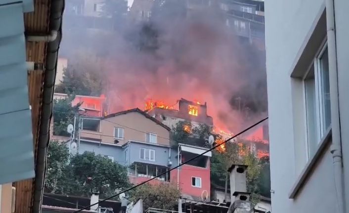Bursa’da 2 katlı bina alevlere teslim oldu, o anlar havadan dronla görüntülendi