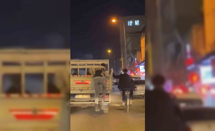 Bursa’da gençlerin tehlikeli yolculuğu kamerada