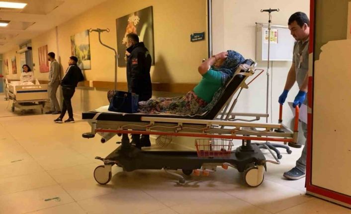 Bursa’da lastiği patlayan otomobil şarampole yuvarlandı