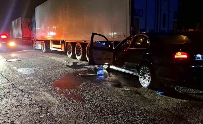 Bursa’da otomobil park halindeki tıra arkadan çarptı: 1 ağır yaralı