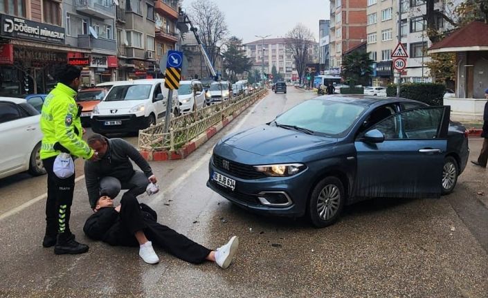 Bursa’da otomobille çarpışan motosiklet sürücüsü yaralandı