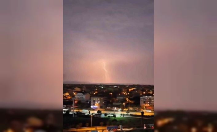 Bursa’da şimşekler geceyi gündüze çevirdi