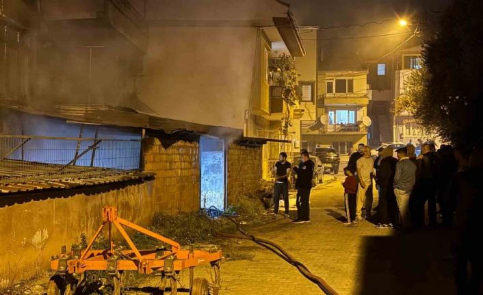 Bursa’da üç katlı binada çıkan yangın paniğe neden oldu