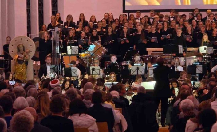 Bursalı öğrenciler, Almanya’da ayakta alkışlandı