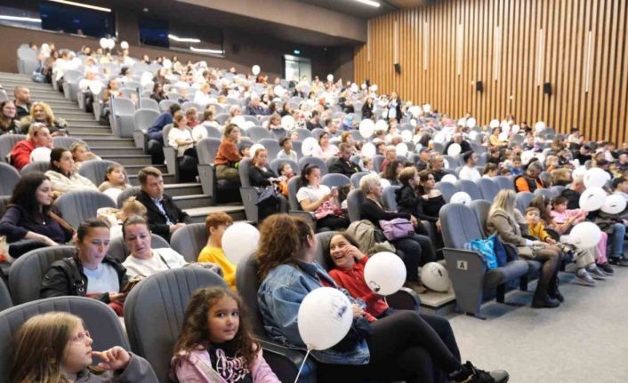 Büyükçekmeceli çocuklar, çocuk hakları gününde tiyatroda buluştu