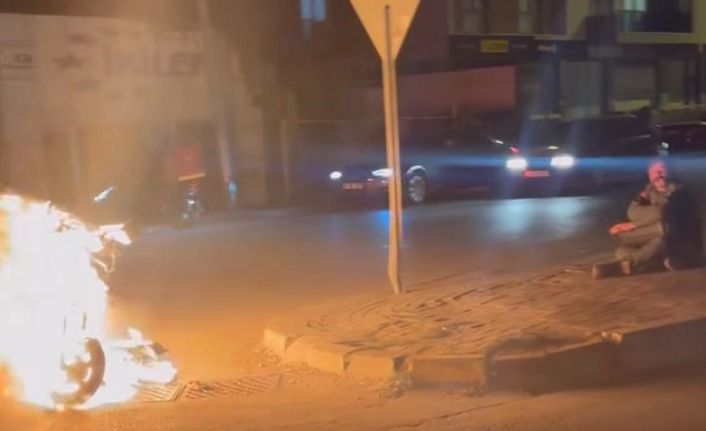 Çalışmayan motorunu yakıp, karşısına geçip izledi