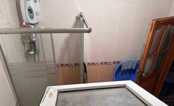 Camı kırıp eve girdi, yaşlı kadının ağzını bantlayıp altınları çaldı