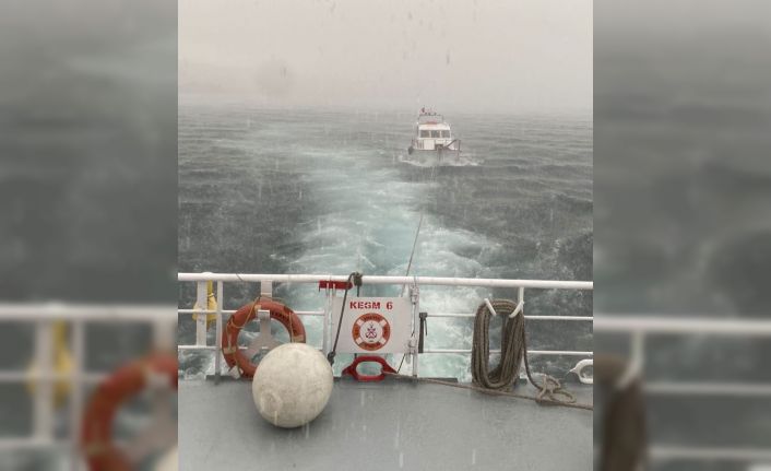 Çanakkale Boğazı’nda makine arızası yaparak sürüklenen tekne kurtarıldı