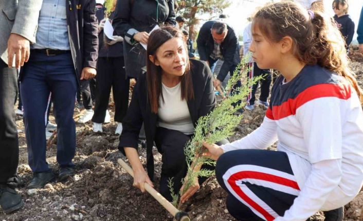 Çanakkale ve Gazze şehitleri için fidanlar toprakla buluştu
