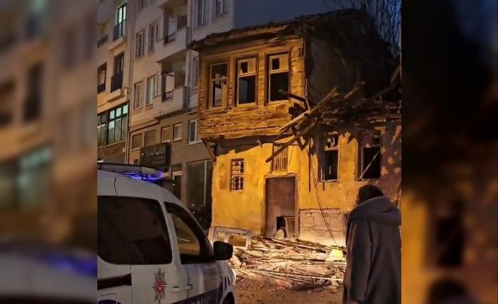 Çanakkale’de boş bina yağış nedeniyle kısmen çöktü