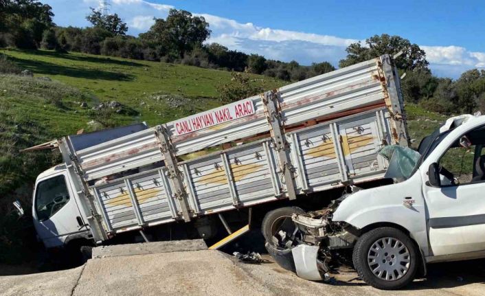 Çanakkale’de ticari araçla kamyonet çarpıştı; 2’si ağır, 5 yaralı