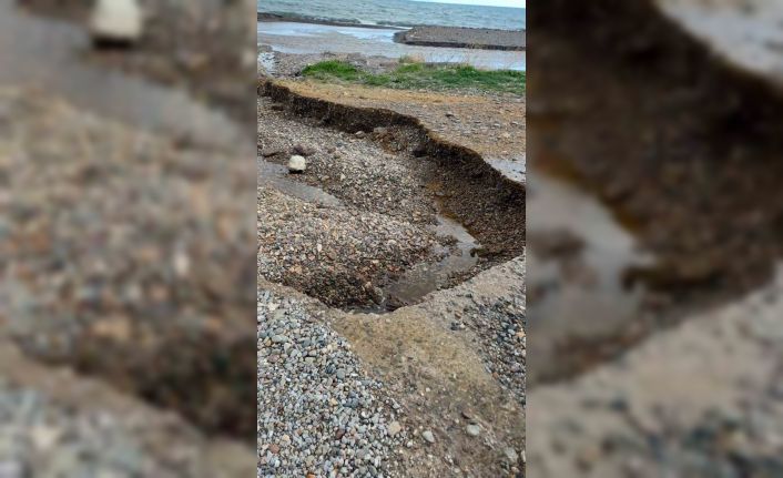 Çanakkale’de yaşanan sağanak yağış nedeniyle Kadırga Koyu sahil yolu kapandı