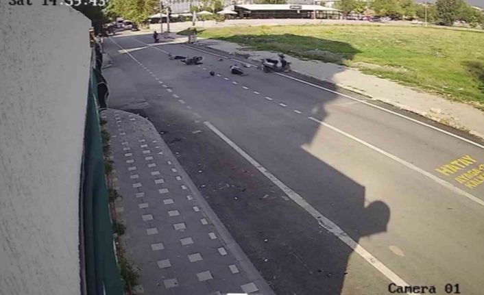 Çarpışan motosikletlerin sürücüleri yere savruldu: O anlar kamerada