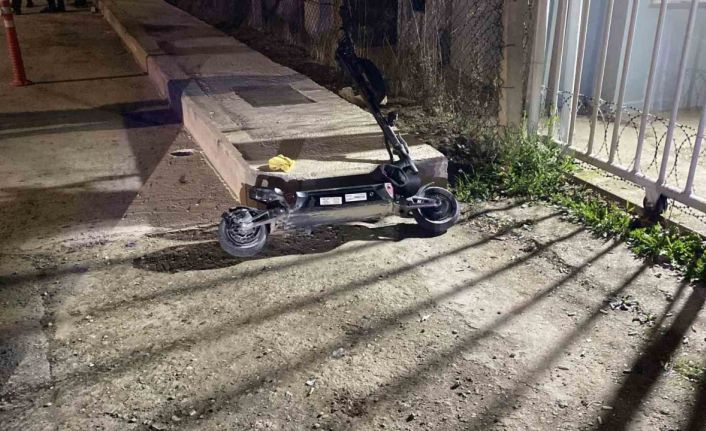 Çarpışmanın etkisiyle başını kaldırıma vurdu, ağır yaralandı