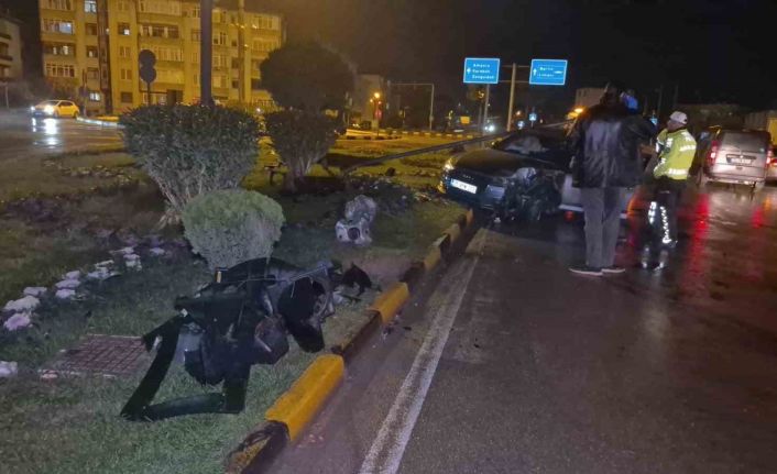 Çarptığı direk aracın üstüne devrildi, sürücü kaza yerinden kaçtı