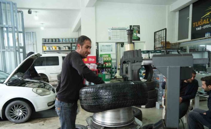 Çavuştepe’ye kar yağdı, sürücüler lastikçilere akın etti